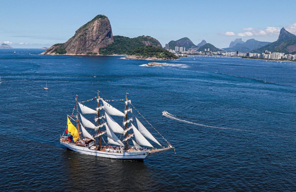 The Velas Latinoamérica event takes place every four years. In the photo, the EcuadorianNavy ship Guayas sails through the waters of Guanabara Bay, Rio de Janeiro state, with Sugarloaf Mountain in the background. (Photo: Brazilian Navy)