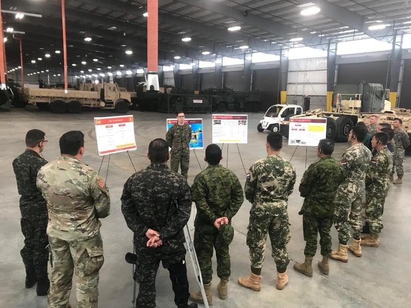 Alunos do JLSAC recebem instruções de um dos membros da equipe do Comando de Logística do Corpo de Fuzileiros Navais (MARLOG), em Albany, Geórgia, em 23 de fevereiro de 2024. (Foto: Major Ricardo Rivera, do Exército dos EUA)