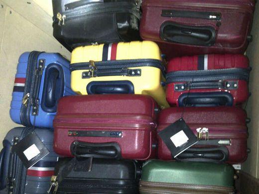 SANTO DOMINGO, República Dominicana – Autoridades antidrogas dominicanas encontraram 680 kg de cocaína dentro de 26 peças de bagagem em um jato Falcon 50 no aeroporto de Punta Cana em 20 de março e prenderam 35 suspeitos ligados ao caso. (Cortesia da DNCD)