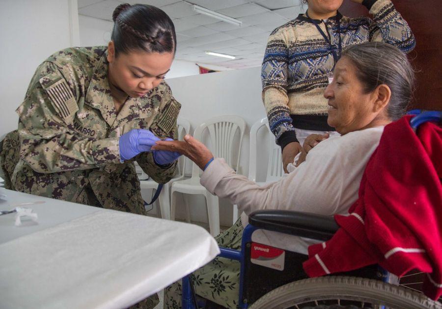 A Cabo da Marinha dos EUA Makhazandra Navarro, destacada no USNS Comfort, retira sangue de uma paciente em uma das duas unidades médicas em Paita, Peru, no dia 2 de novembro. (Foto: Terceiro-Sargento do Exército dos EUA Joseph DeLuco)