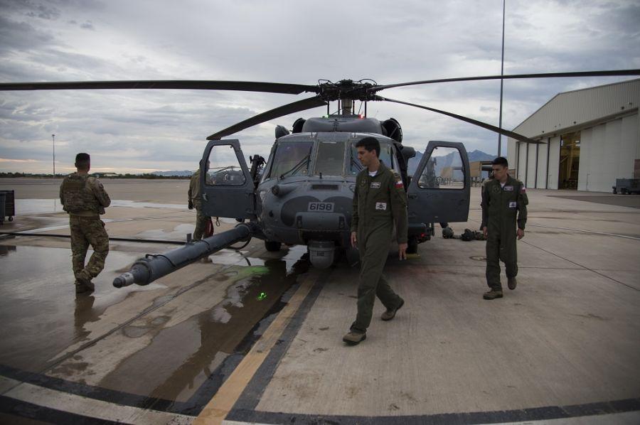 O Major Javier Del Río e o 1º Tenente Erwin Caro, ambos da Força Aérea do Chile, caminham em torno de um HH-60G Pave Hawk da Força Aérea dos EUA antes de um voo, durante um intercâmbio entre especialistas em H-60, realizado na Base da Força Aérea de Davis Monthan, no Arizona, no dia 6 de agosto de 2019. (Foto: Segundo-Sargento da Força Aérea dos EUA Angela Ruiz)