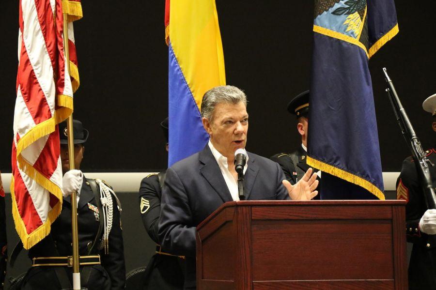 O presidente da Colômbia Juan Manuel Santos fala aos membros do Comando Sul dos EUA durante uma visita ao quartel-general, em 25 de abril, para agradecer ao pessoal do comando e presenteá-lo com a Medalha da Ordem de São Carlos, pelo seu firme apoio à segurança e paz na Colômbia. (Foto: José Ruiz, Relações Públicas do SOUTHCOM)