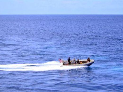  MIAMI, U.S.A. – Sailors from the USS Gary and Coast Guard ride a Rigid Hull Inflatable Boat during a routine patrol on Jan. 20. The USS Gary plays an integral role in counter-narcotics operations. Nearly 90% of the cocaine that reaches the United States comes through Mexico and Central America, according to the United Nations International Narcotics Control Board. (Courtesy of Raúl Sánchez-Azuara/Diálogo)