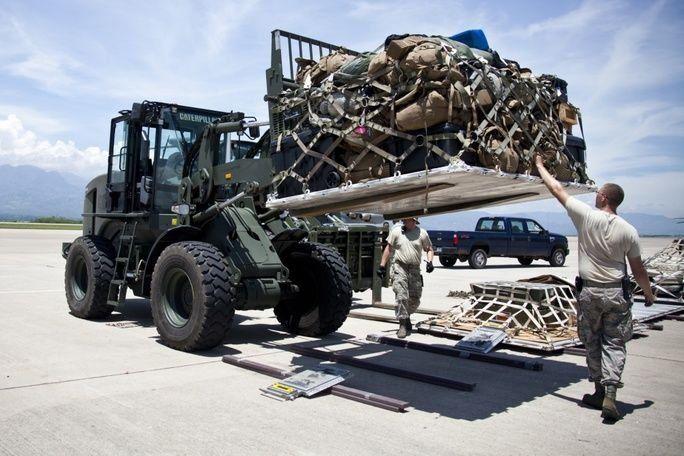 U.S. airmen with the 612th Air Base Squadron, Joint Task Force-Bravo, load a pallet of equipment on a multi-purpose forklift with articulated steering and rubber tires as they prepare it for loading on a C-17 Globemaster III aircraft at Soto Cano Air Base, Honduras on September 14th. At the request of partner nations, Joint Task Force-Leeward Islands (JTF-LI) is deploying aircraft and service members to areas in the eastern Caribbean Sea affected by Hurricane Irma. (Photo: U.S. Marine Corps Corporal Melanie Kilcline)