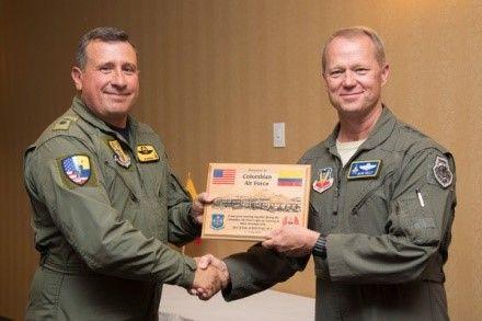 O Brig da Força Aérea da Colômbia Pablo Garcia, comandante do Comando de Combate Aéreo No.1, é presenteado com uma placa pelo Maj Brig da Força Aérea dos EUA Mark Kelly, comandante da 12ª Força Aérea (Forças Aéreas Sul), na Base da Força Aérea Davis-Monthan, no Arizona, no dia 14 de julho de 2018. (Foto: 3S da Força Aérea dos EUA Angela Ruiz)