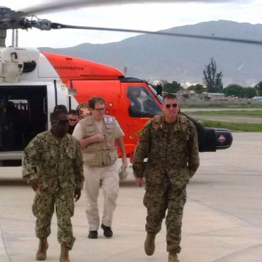 O Contra Almirante da Marinha dos EUA Cedric Pringle, comandante da Força-Tarefa Conjunta Matthew (à direita), o Capitão de Mar e Guerra Tom Prentice, comandante da Força-Tarefa Ar-Terra dos Fuzileiros Navais dos EUA (à esquerda), e um membro da USAID, Tim Callaghan (ao centro), desembarcam do helicóptero CG-6013, da Guarda Costeira dos EUA, depois de fazerem uma vistoria aérea, pela primeira vez, dos danos causados pelo furacão Matthew no Haiti. (Foto: Guarda Costeira dos EUA).