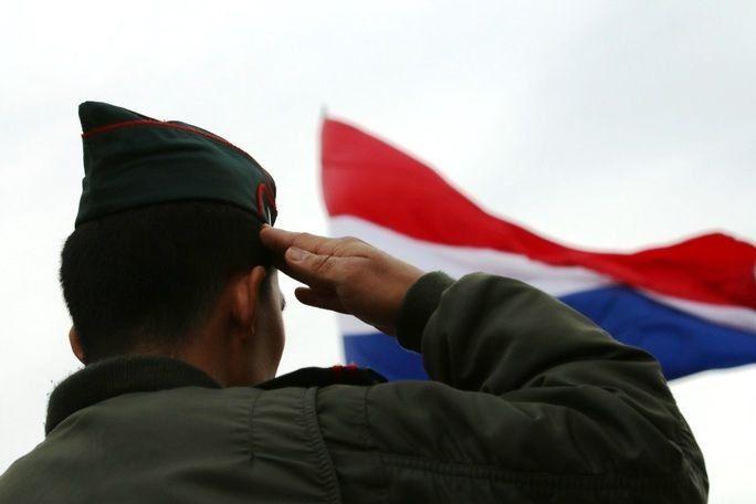 Um soldado do Paraguai saúda a sua bandeira em Fuerzas Comando 2017. O exercício é uma competição patrocinada pelo SOUTHCOM e pelo programa de bolsas de estudo relativas ao combate ao terrorismo. (Foto: Segundo-Sargento Chad Menegay, Exército dos EUA)