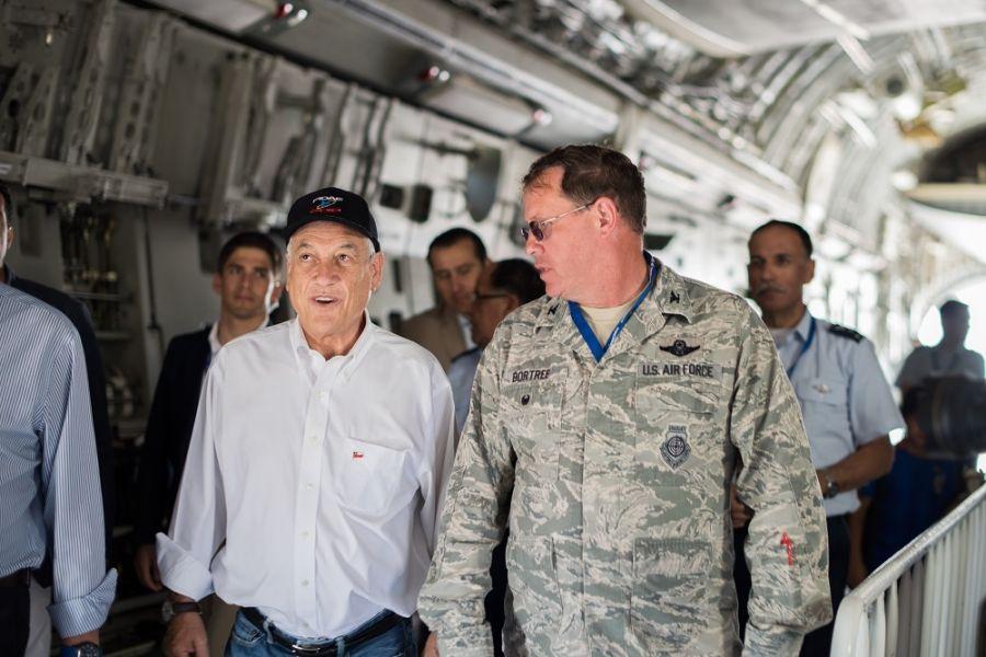 El presidente de Chile Sebastián Piñera, y el Coronel de Aviación de la Fuerza Aérea de los EE. UU. James R. Bortree, director de Operaciones de la 12.ª Fuerza Aérea, visitan un avión C-17 de la Fuerza Aérea de los EE. UU., durante la FIDAE 2018, en Santiago, Chile. (Foto: Sargento Tercero de la Fuerza Aérea de los EE. UU. Danny S. Rangel)