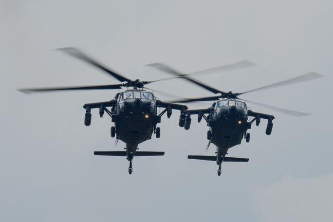 Helicópteros UH-60 Blackhawk da Força Aérea da Colômbia participam da F-AIR Colômbia 2017 no Aeroporto Internacional José María Córdova, em Rionegro, Colômbia. (Foto: Cabo da Guarda Nacional Aérea da Carolina do Sul Megan Floyd) 
