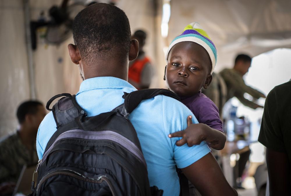 Ciudadanos haitianos se registran en el centro médico en Jeremie, Haití, durante Promesa Continua 2022, el 12 de diciembre de 2022. (Foto: Contramaestre Primera Clase de la Marina de los EE. UU.  Benjamin Lewis)