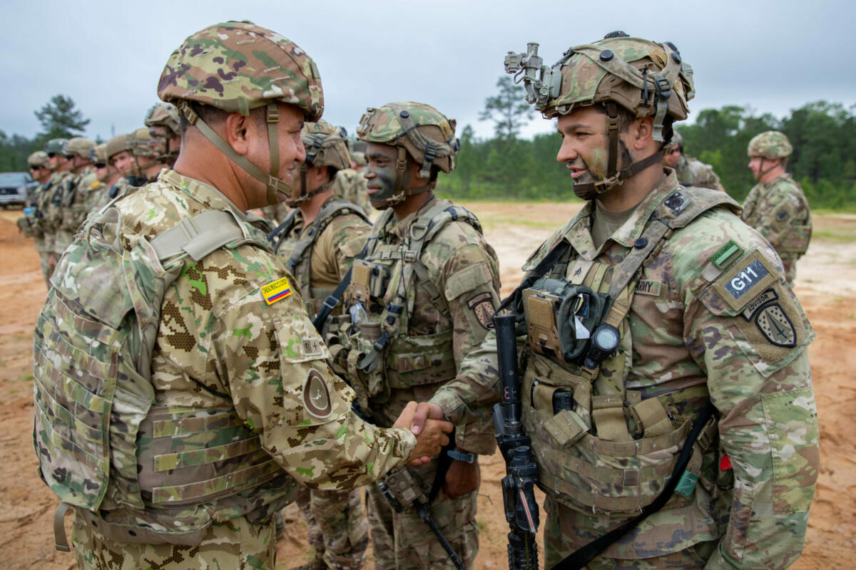 CColombian Army Brigadier General Javier Hernando Africano Lopez, commander of the Counternarcotics and Transnational Threats Command (CONAT), presents coins to a group of U.S. soldiers thanking them for their assistance with his troops throughout their training rotation at the JRTC, at Fort Polk, Louisiana, on May 5, 2023. (Photo: U.S. Army Sergeant First Class Alan Brutus)