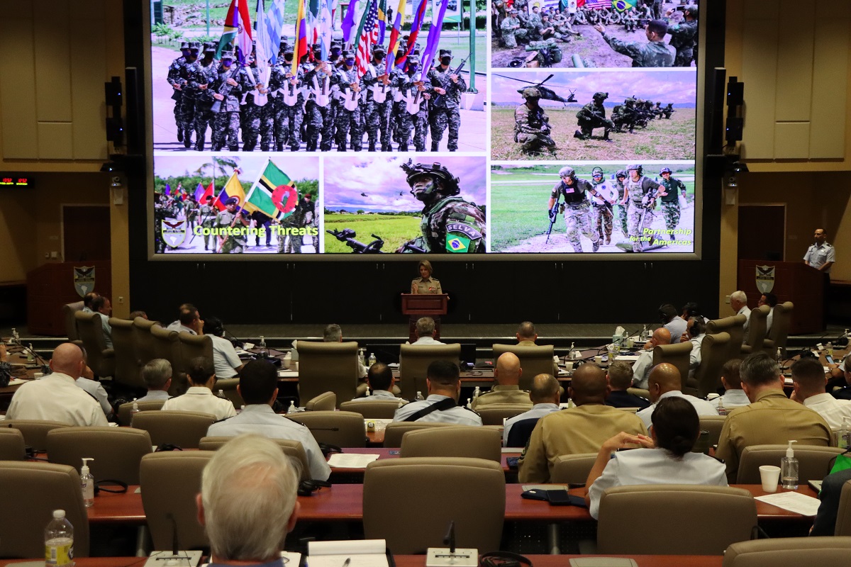 La General del Ejército de los EE. UU. Laura J. Richardson, comandante del Comando Sur de EE. UU., se dirige a los participantes en la Conferencia Espacial de las Américas, el 30 de enero de 2023.  (Foto: Geraldine Cook/Diálogo)