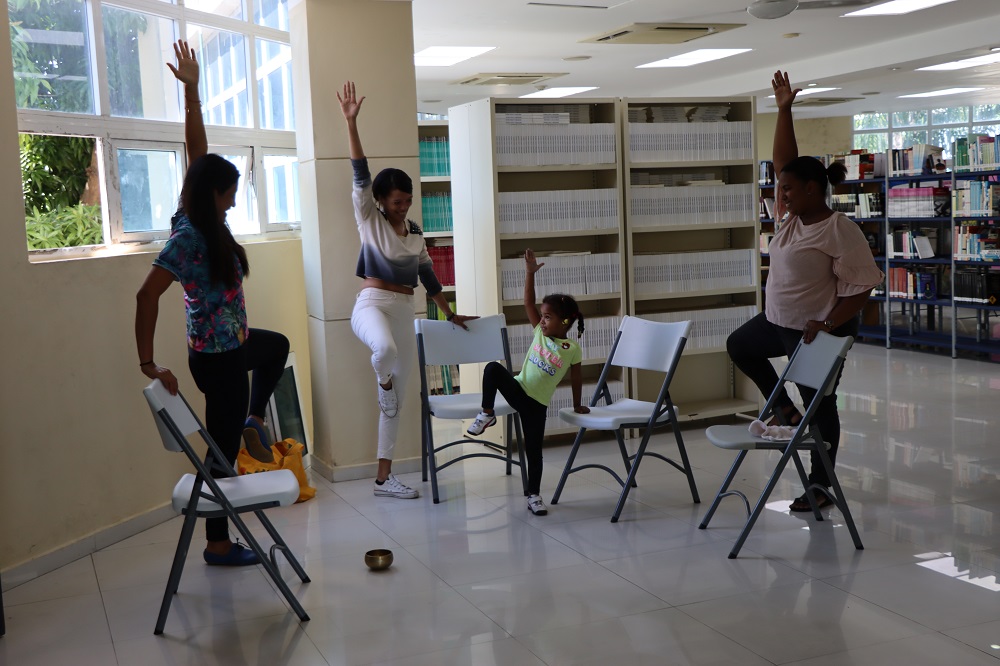 Participantes en la Feria de la Salud de la Mujer en el Centro Cultural Mauricio Báez hacen ejercicios de yoga durante la misión Promesa Continua 2022 en Santo Domingo, República Dominicana, el 29 de noviembre de 2022. (Foto: Geraldine Cook/Diálogo)