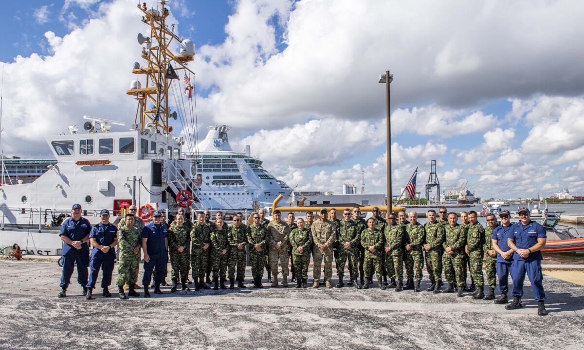 Militares del PISAJ 17 visitaron las instalaciones de la Estación Aérea de la Guardia Costera de los EE. UU., en Miami, el 16 de noviembre de 2022. PISAJ es parte de una acción bianual acordada entre los EE. UU. y Colombia, enfocada en el desarrollo profesional de los suboficiales, y diseñada para aumentar la capacidad y la colaboración regional entre ambos ejércitos. (Foto: Miguel A. Negrón/Información Visual del G7 del Ejército Sur de los EE. UU.)