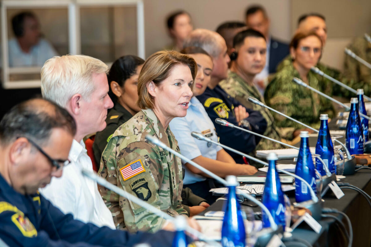 La General del Ejército de los EE.UU. Laura J. Richardson, comandante del Comando Sur de los EE. UU., pronuncia un discurso en una mesa redonda sobre Mujeres, Paz y Seguridad (WPS) como parte de la misión Promesa Continua 2022 (CP22) en Cartagena, Colombia, el 13 de noviembre de 2022. (Foto: Contramaestre Tercera Clase de la Marina de los EE. UU. Sophia Simons)