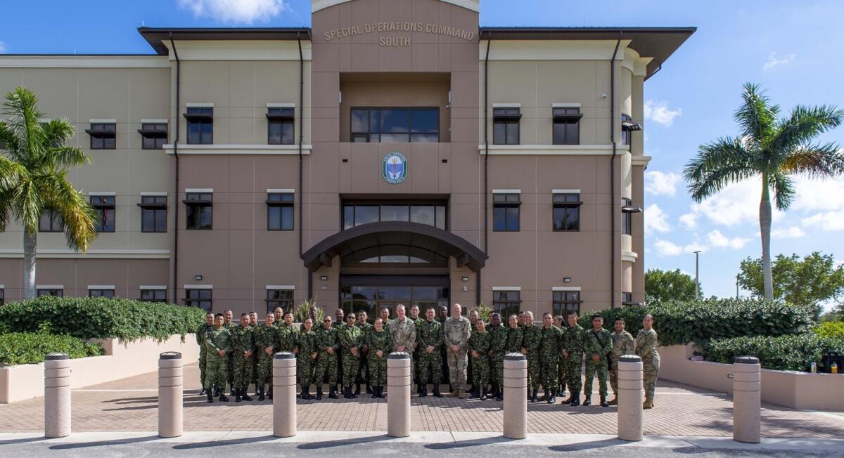 Participantes en el PISAJ 17, posan para una foto después de su reunión informativa en el Comando de Operaciones Especiales Sur de los EE. UU., el 15 de noviembre de 2022, en Miami. (Foto: Miguel A. Negrón/Información Visual del G7 del Ejército Sur de los EE. UU.)