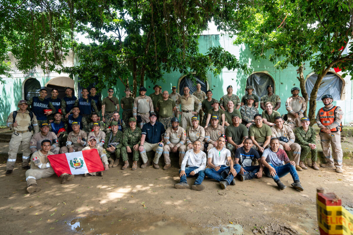 Membros das nações parceiras posam para uma foto, durante a Operação Multinacional Solidarex 2023, na Escola de Treinamento de Fuzileiros Navais Coveñas, em Coveñas, Colômbia, em 9 de julho de 2023. (Foto: Terceiro-Sargento Juan Carpanzano, do Corpo de Fuzileiros Navais dos EUA)