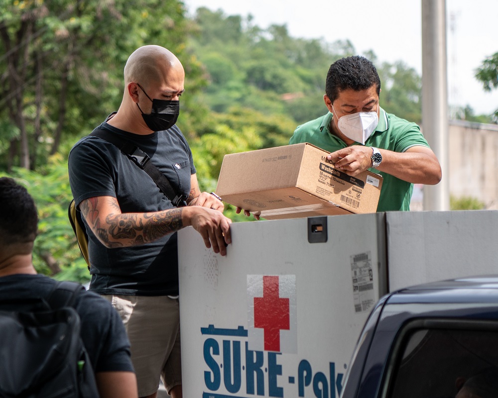 U.S. Air Force Master Sergeant Adolfo Figueroa (L), a dental assistant, and Wilmer Amador (R), a Joint Task Force Bravo dentist, help unload medical equipment into Hospital Escuela in Tegucigalpa, Honduras, July 16, 2022, as part of HEART 22. The operation is a Joint Task Force Bravo-led, SOUTHCOM medical assistance operation taking place during July and August 2022 in both Guatemala and Honduras. HEART 22 will include surgical teams working alongside partner nation medical professionals to benefit communities in need. (Photo: U.S. Air Force Technical Sergeant Joshua Smoot)