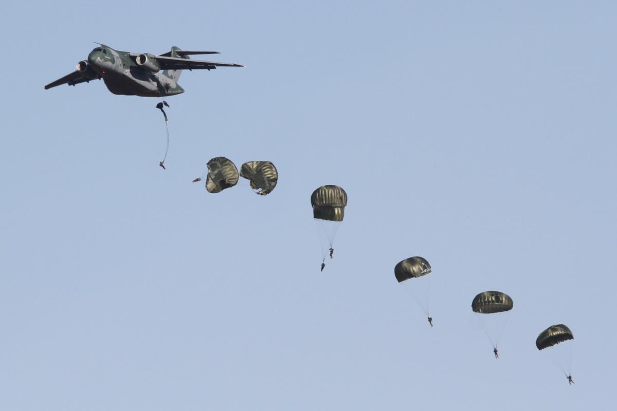Paracaidistas saltan de un avión KC-390. (Foto: Marco Aurélio do Couto Ramos)