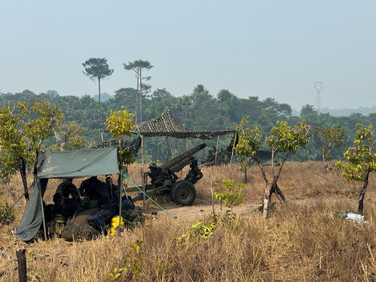 Os exércitos dos EUA e do Brasil realizam um treinamento de artilharia de campo com um obuseiro de 105 mm, em Ferreira Gomes, Brasil, como parte do Southern Vanguard 24, em 12 de novembro de 2023. (Foto: Terceiro-Sargento Jordan Sutton, do Exército dos EUA)
