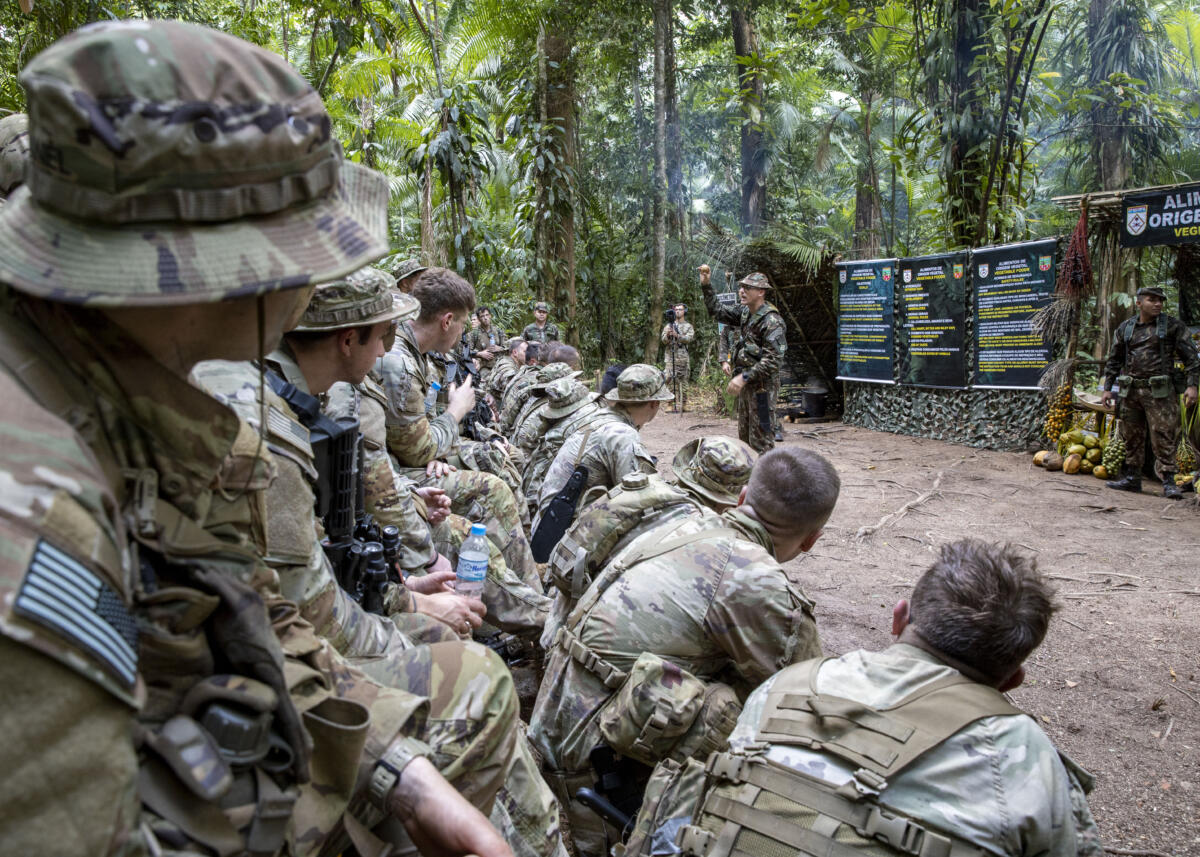 Brazilian Army jungle instructors teach soldiers assigned to the 101st Airborne Division (Air Assault), Army South and New York National Guard on a basic Brazilian jungle familiarization course as part of Southern Vanguard 24 in Belem, Brazil, November 02, 2023. Southern Vanguard 24 is an annual bilateral exercise designed to enhance partner interoperability between participating U.S. and Brazilian soldiers. (Photo: U.S. Army National Guard Staff Sergeant Jonathan Pietrantoni) 