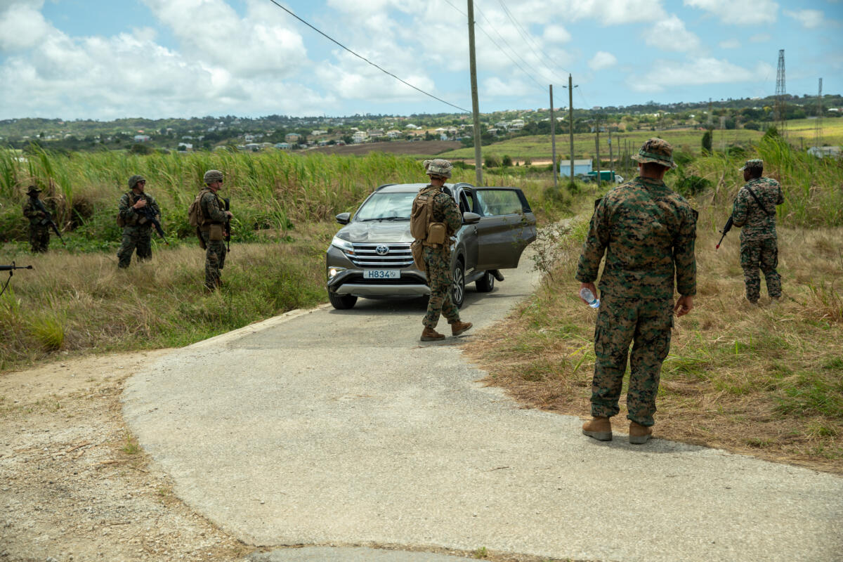 Miembros del Cuerpo de Infantes de Marina de los EE. UU. y del Ejército de Antigua, realizan operaciones en puntos de control de entrada, mientras mantienen la seguridad en una incursión simulada en Saint George, Barbados, durante Tradewinds 24, el 13 de mayo de 2024. (Foto: Sargento del Ejército de los EE. UU. Sally Armstrong)
