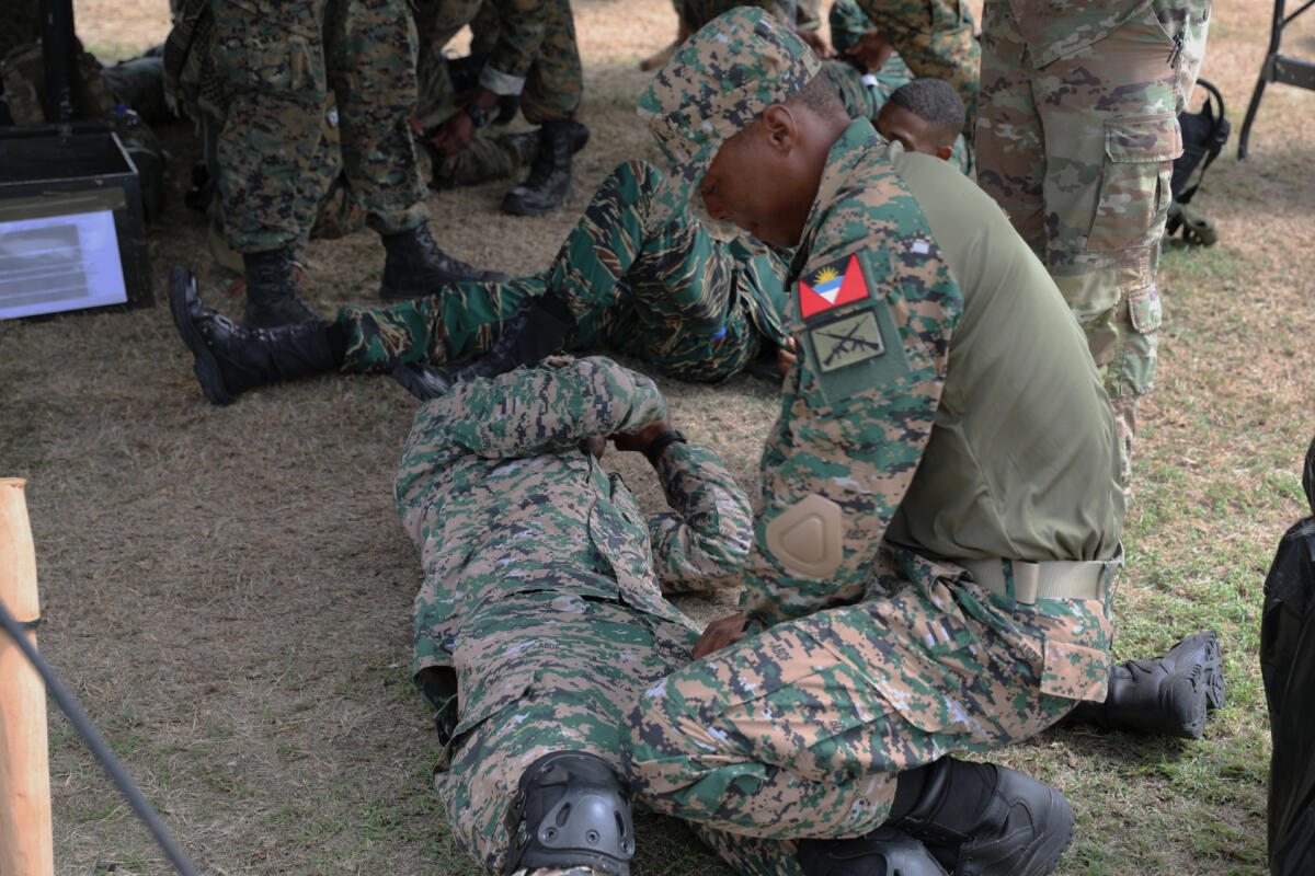 Un miembro del servicio de Antigua y Barbuda practica la prestación de atención médica a un herido simulado en Camp Paragon, Barbados, durante Tradewinds 24, el 5 de mayo de 2024. (Foto: Especialista del Ejército de los EE. UU. Steven Lee)