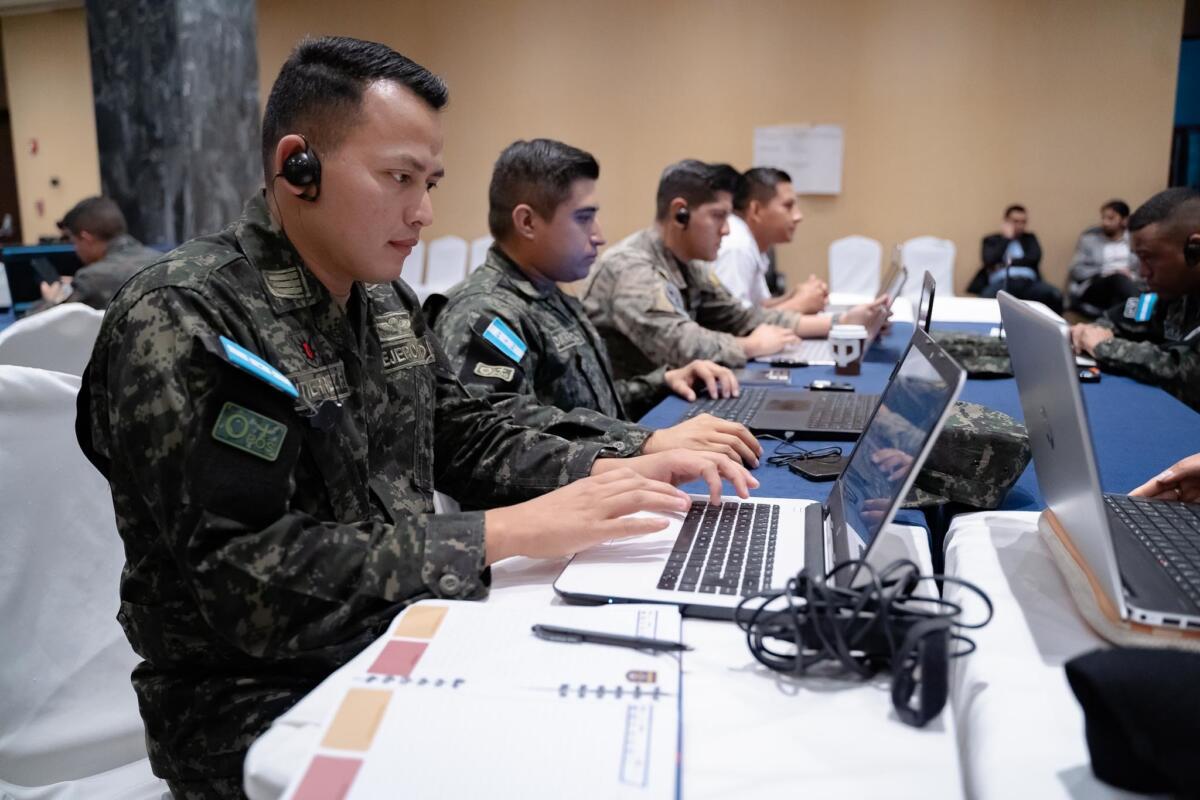 Soldados guatemaltecos fortalecen sus capacidades en ciberdefensa a través de un entrenamiento inmersivo durante el ejercicio CENTAM Guardian 23, en Ciudad de Guatemala, Guatemala, el 18 de marzo de 2023. (Foto: Sargento de Estado Mayor del Ejército de los EE. UU. Carolina Sierra) 