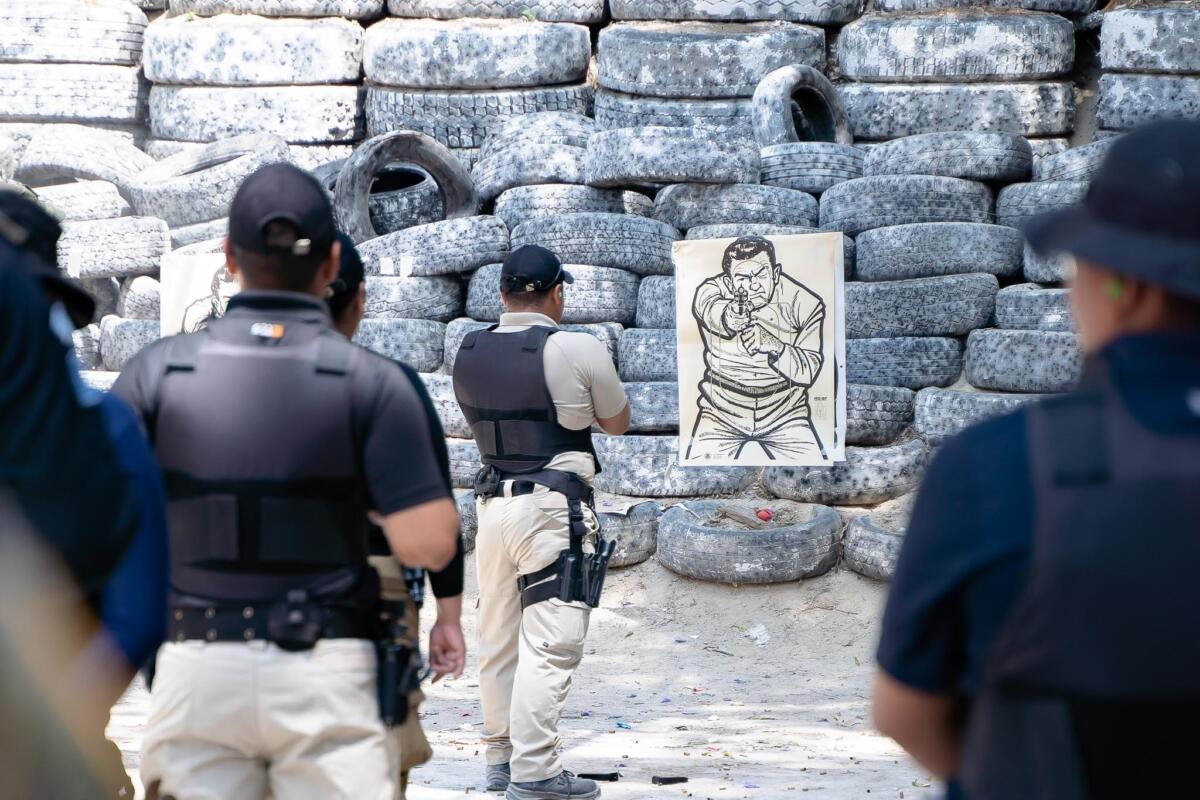 Miembros de la Policía Nacional de Guatemala participan en un curso de una semana sobre tiro de combate con instructores del Comando Sur de los EE. UU. (SOUTHCOM), durante CENTAM Guardián 23 en Ciudad de Guatemala, Guatemala, el 18 de marzo de 2023. (Foto: Sargento de Estado Mayor del Ejército de los EE. UU. Carolina Sierra)