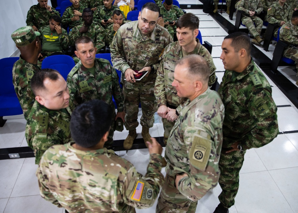 Soldados colombianos del Batallón de Fuerzas Especiales N.º 2 y paracaidistas de la División Aerotransportada N.º 82 de los EE. UU. comparten sus métodos de conducción de operaciones aerotransportadas, el 24 de enero de 2020 en Tolemaida, Colombia. (Foto: Sargento Maestre del Ejército  de los EE. UU. Alexander Burnett, División Aerotransportada N.º 82) 