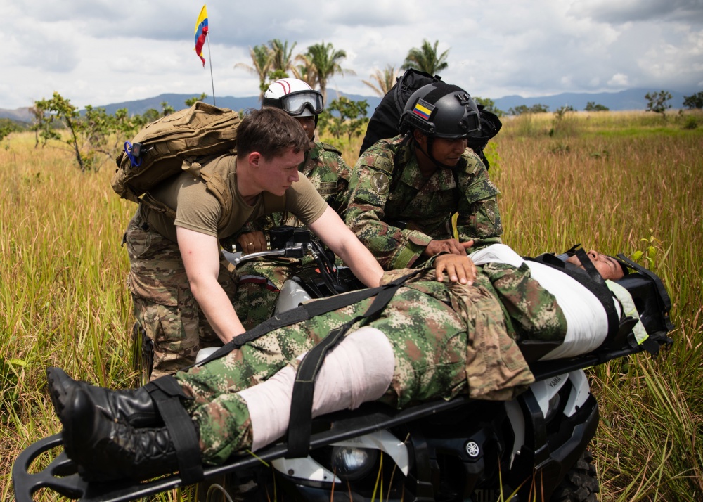 Médicos da Artilharia da 82ª Divisão Aerotransportada dos EUA e do Exército da Colômbia realizam uma simulação de prestação de socorro a uma vítima, durante o Exercício Força Dinâmica do Comando Sul dos EUA, em Tolemaida, na Colômbia, no dia 25 de janeiro de 2020. (Foto: Subtenente do Exército dos EUA Alexander Burnett, da 82ª Divisão Aerotransportada)