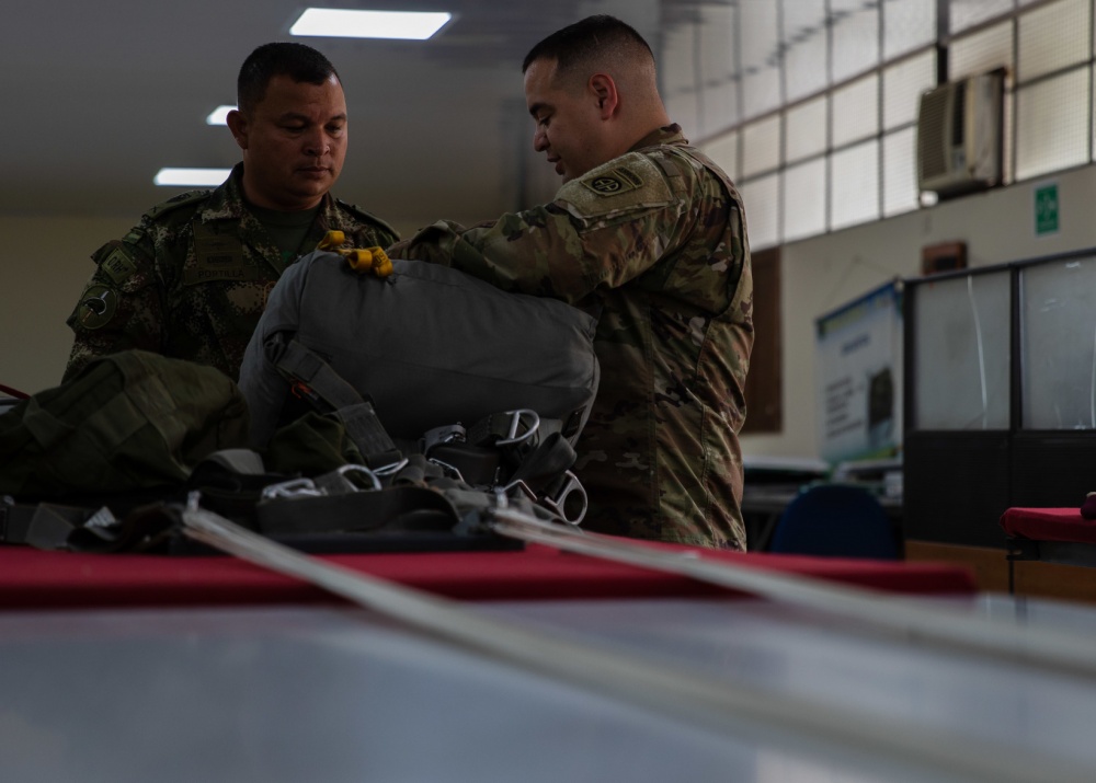 Proveedores de paracaídas del Ejército de Colombia y de la División Aerotransportada N.º 82 de los EE. UU. hablan sobre los procedimientos en sus países, el 24 de enero de 2020. Paracaidistas de los EE. UU. y Colombia trabajan en conjunto durante el ejercicio Fuerza Dinámica, en apoyo al Comando Sur de los EE. UU. (Foto: Sargento Maestre del Ejército de los EE. UU. Alexander Burnett, División Aerotransportada N.º 82) 