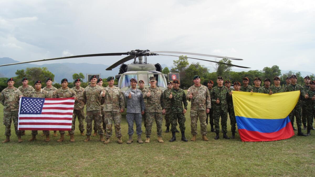 Oficiais líderes do contingente combinado dos EUA e da Colômbia e as Forças de Operações Especiais posam para uma foto em grupo, após a assinatura bem-sucedida do primeiro Plano de Ação de Desenvolvimento de Capacidades para as Forças de Operações Especiais da Colômbia 2025-2029, em 7 de dezembro de 2023, em Tolemaida, Colômbia. (Foto: Capitão de Fragata Kevin Jane, da Marinha dos EUA/Relações Públicas do Comando de Operações Especiais Sul)