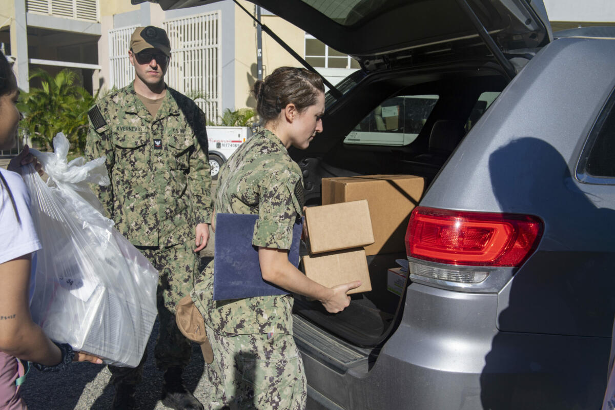 La Capitán de Corbeta de la Marina de los EE, UU., Shayna Rivard, asignada al buque hospital USNS Comfort (T-AH 20), dona suministros al instituto de dermatología en Santo Domingo, República Dominicana, el 5 de diciembre de 2022. (Foto: Contramaestre Tercera Clase de la Marina de los EE. UU. Deven Fernandez) 