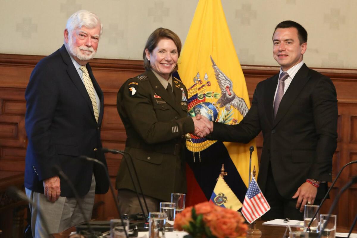 A general do Exército dos EUA Laura J. Richardson, comandante do Comando Sul dos EUA (SOUTHCOM), e o assessor presidencial dos EUA para as Américas, Christopher Dodd, reuniram-se com o presidente do Equador, Daniel Noboa, como parte do compromisso dos EUA com a segurança do país sul-americano e seus duradouros laços de amizade, em Quito, em 22 de janeiro de 2024. (Foto: Presidência do Equador/X)