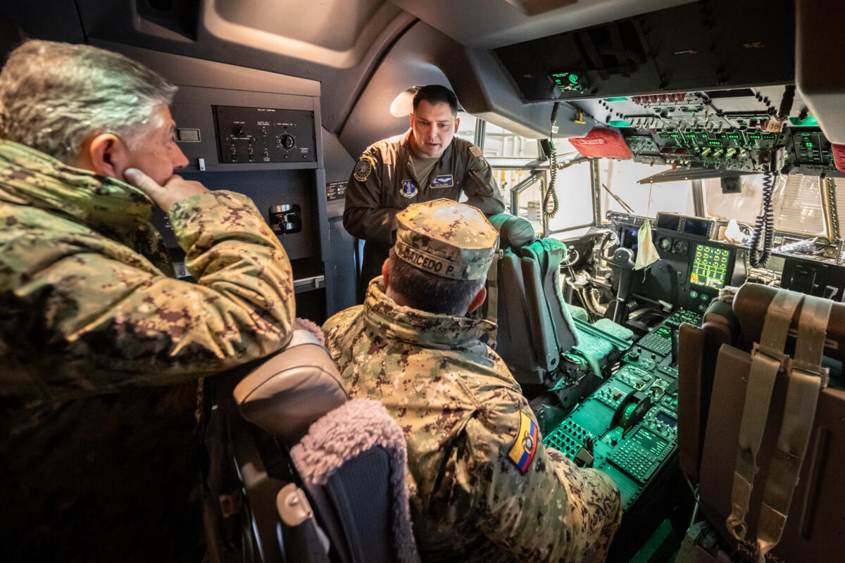 El Teniente de la Fuerza Aérea de los EE. UU. Sam Williams (derecha), piloto de un C-130J Super Hércules, asignado al Ala 123 de Transporte Aéreo de la Guardia Nacional Aérea de Kentucky, informa a los altos mandos de las Fuerzas Armadas Ecuatorianas sobre las capacidades de la aeronave, en la Base de la Guardia Nacional Aérea de Kentucky en Louisville, el 31 de enero de 2024. Durante su visita a Ecuador a finales de enero, como parte de una delegación de los EE. UU., la General del Ejército de los EE. UU. Laura J. Richardson, comandante del Comando Sur, dijo que los EE. UU. entregaría un avión C-130 a Ecuador, como parte del compromiso estadounidense con el país sudamericano. (Foto: Dale Greer/Guardia Nacional Aérea de los EE. UU.)