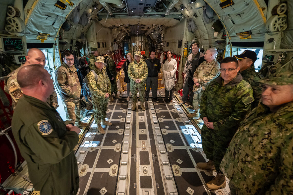 El Sargento Primero en Jefe de la Fuerza Aérea de los Estados Unidos Collin King (izquierda), jefe de carga asignado al Ala 123 de Transporte Aéreo de la Guardia Nacional Aérea de Kentucky, informa a los altos mandos de las Fuerzas Armadas Ecuatorianas sobre las capacidades del nuevo avión C-130J Super Hércules, en la Base de la Guardia Nacional Aérea de Kentucky en Louisville, el 31 de enero de 2024. (Foto: Dale Greer/Guardia Nacional Aérea de los EE. UU.)