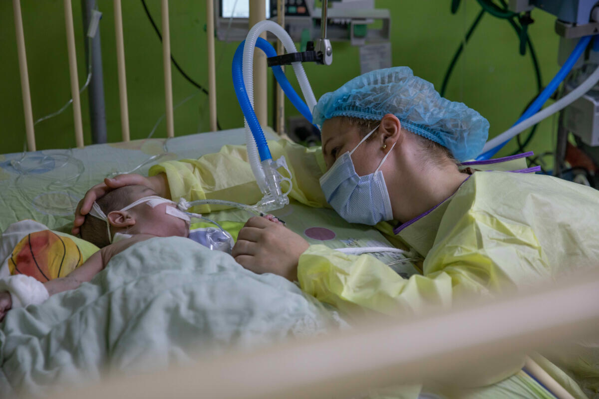 U.S. Lieutenant Commander April Gilbrech, an operating room perioperative nurse, comforts a child at the Hospital Nacional Infantil as part of a subject matter expert best-practices exchange during the hospital ship USNS Comfort’s (T-AH 20) Continuing Promise mission on October 28, 2022. (Photo: U.S. Army Corporal Genesis Gomez) 