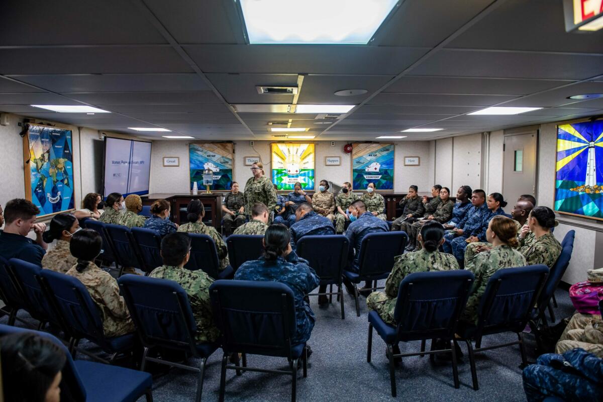 La Capitán de Navío de la Marina de los Estados Unidos Carolyn Currie, dirige un seminario sobre Mujeres, Paz y Seguridad (WPS) con los miembros del servicio guatemalteco a bordo del buque hospital USNS Comfort (T-AH 20), el 28 de octubre de 2022. (Foto: Contramaestre Tercera Clase de la Marina de los EE. UU. Sophia Simons)
