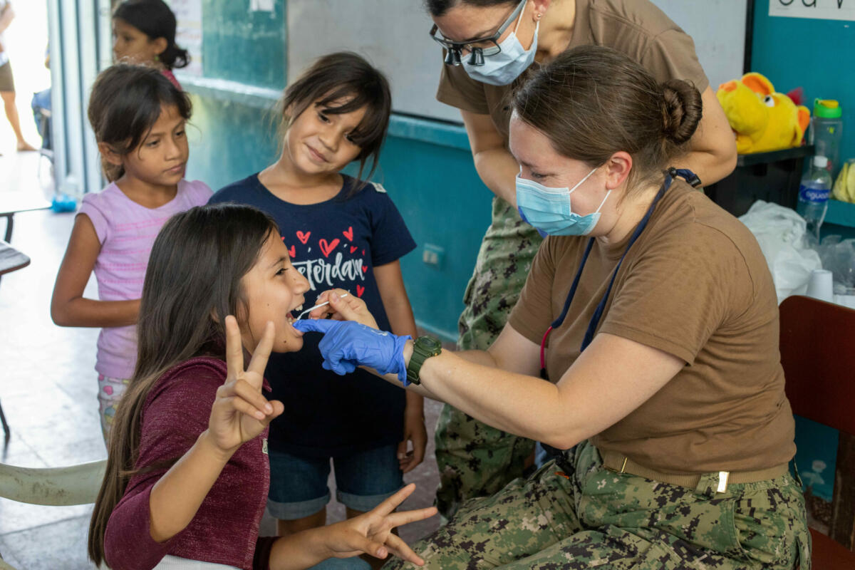 A Capitão de Corveta Amie Heim, da Marinha dos EUA, uma dentista pediátrica, aplica flúor em um paciente enquanto realiza cuidados dentários em uma clínica médico em Tegucigalpita, Honduras, durante a missão Promessa Contínua 22, em 1º de novembro de 2022. (Foto: Cabo Genesis Gomez, do Exército dos EUA)