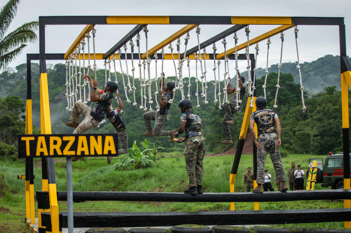 El Equipo de Panamá cruza el obstáculo “La Tarzana”, en la Carrera de Obstáculos FC24 en Cerro Tigre, Panamá, el 23 de mayo de 2024. (Foto: Sargento de la Guardia Nacional del Ejército de los EE. UU. Katherine Slayman)