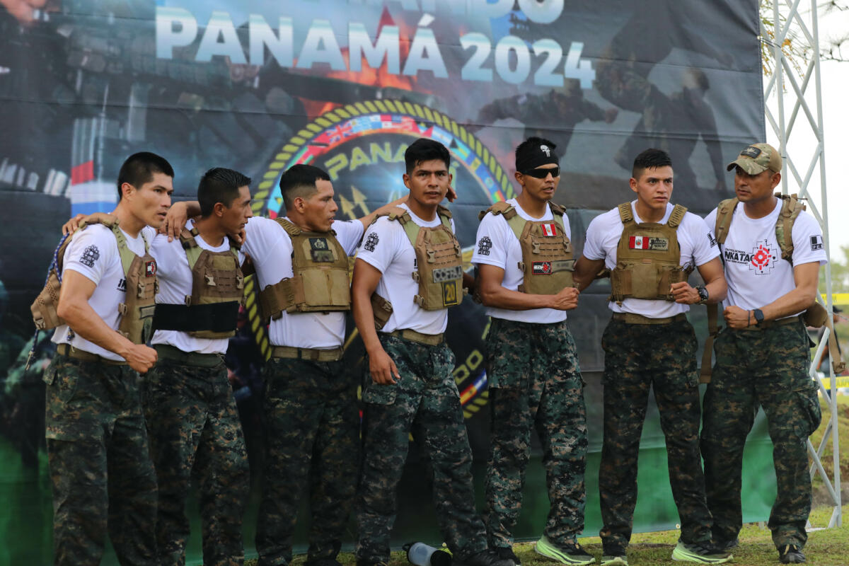 El Equipo de Perú se reúne para una foto de grupo, antes de la Prueba Física FC24 en Cerro Tigre, Panamá, el 14 de mayo de 2024. (Foto: Sargento de Estado Mayor de la Guardia Nacional del Ejército de los EE. UU. Scott Fletcher)