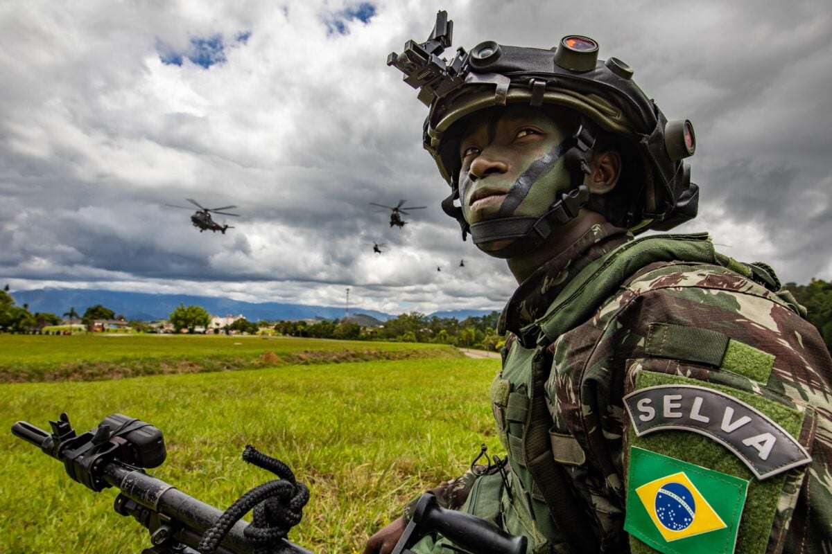Un soldado del Ejército de Brasil asignado al 5.º Batallón; 12.º Regimiento de Infantería Ligera (Asalto Aéreo); 2.ª División, se coloca en posición de tiro durante Vanguardia del Sur 22 en Lorena, Brasil, el 7 de diciembre de 2021. (Foto: Soldado de Primera Clase del Ejército de los EE. UU. Joshua Taeckens)