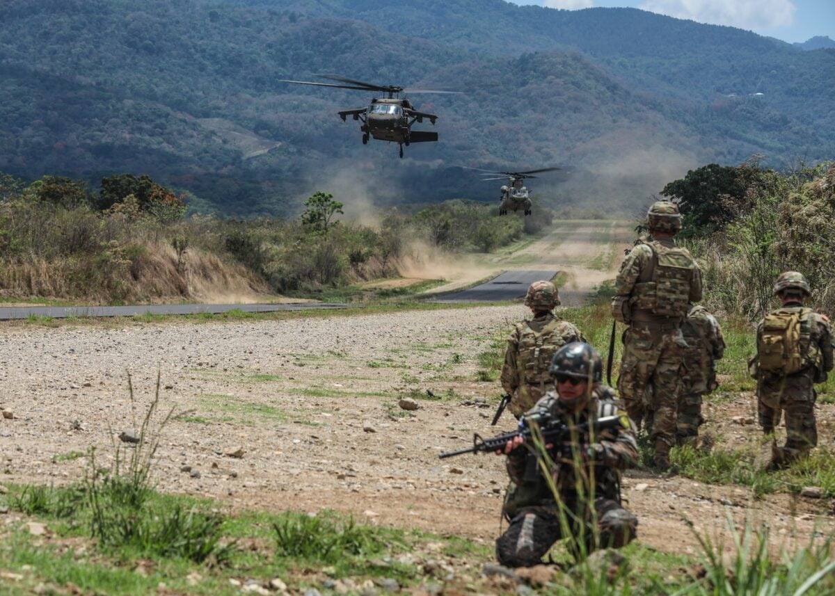 Personal militar y fuerzas de seguridad de toda la región se reunieron del 16 al 27 de abril de 2026 en El Salvador para participar en CENTAM Guardian 2026, un ejercicio multinacional enfocado en fortalecer la preparación, la interoperabilidad y la cooperación frente a desafíos compartidos de seguridad y respuesta ante emergencias. A través de entrenamientos conjuntos que incluyeron desde operaciones de combate hasta respuesta humanitaria, las fuerzas participantes reforzaron las alianzas y la coordinación operativa esenciales para la seguridad regional. Las siguientes imágenes ofrecen una muestra de algunas de las actividades realizadas durante el ejercicio. Boinas Verdes del 7.º Grupo de Fuerzas Especiales (Aerotransportadas) del Ejército de los Estados Unidos entrenan junto a soldados del Comando Especial Antiterrorista (CEAT) de El Salvador durante CENTAM Guardian 26, en Ilopango, El Salvador, el 18 de abril de 2026. (Foto: Fuerza de Tarea Conjunta-Bravo/Facebook)