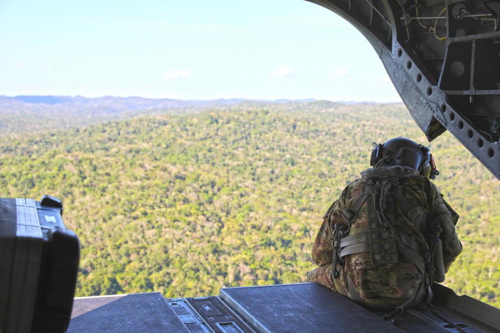 A Companhia Bravo da Força-Tarefa Conjunta Bravo, com sede na Base Aérea de Soto Cano, em Honduras, realizou um voo de treinamento em 10 de maio de 2022, em apoio ao exercício Tradewinds 2022. (Foto: Terceiro-Sargento Emiliano Alcorta, da Guarda Nacional do Exército dos EUA)