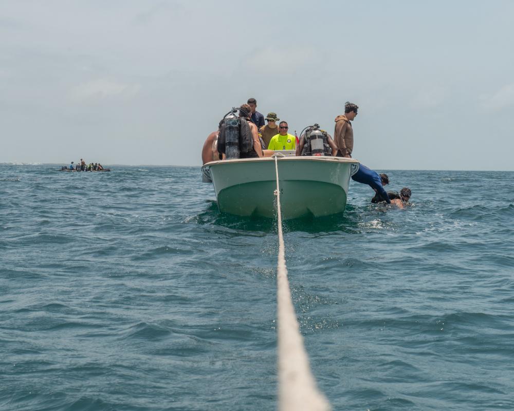 Mergulhadores entram na água para iniciar um mergulho de familiarização, durante o Tradewinds 2022, na Cidade de Belize, Belize, em 9 de maio de 2022. (Foto: Cabo Matthew Tower, das Forças Armadas do Canadá)