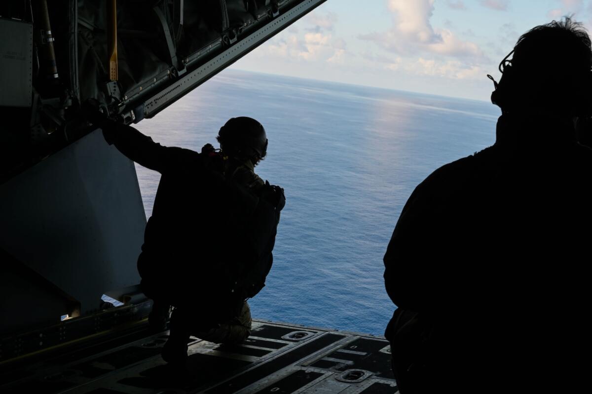 Comandos aéreos da Força Aérea dos EUA e operadores de guerra especial da Marinha realizam um treinamento de queda livre militar (MFF), a partir de um MC-130J Commando II, sobre o Mar do Caribe, em 7 de dezembro de 2023. O treinamento MFF permite que os saltadores tenham a oportunidade de saltar de uma altitude elevada e escolher quando abrir o seu paraquedas em uma altitude mais baixa do que os saltos de linha estática. (Foto: Soldado de Primeira Classe Ty Pilgrim, da Força Aérea dos EUA)
