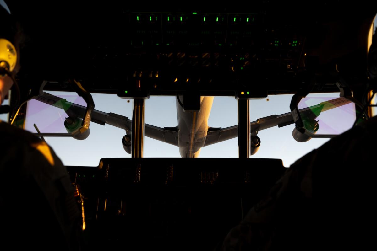 Un MC-130J Commando II de las Fuerzas Aéreas de los EE. UU., ejecuta un reabastecimiento aéreo con un avión cisterna KC-135 sobre el Mar Caribe, durante un ejercicio de entrenamiento conjunto en el que participan elementos de las Fuerzas de Operaciones Especiales de las Fuerzas Aéreas, la Armada y la Guardia Costera de los EE. UU. La evolución multiservicio se realizó con éxito el 7 de diciembre de 2023, sobre el Caribe meridional. (Foto: Aerotécnico de Primera Clase de las Fuerzas Aéreas de EE. Los UU. Bailey Wyman)