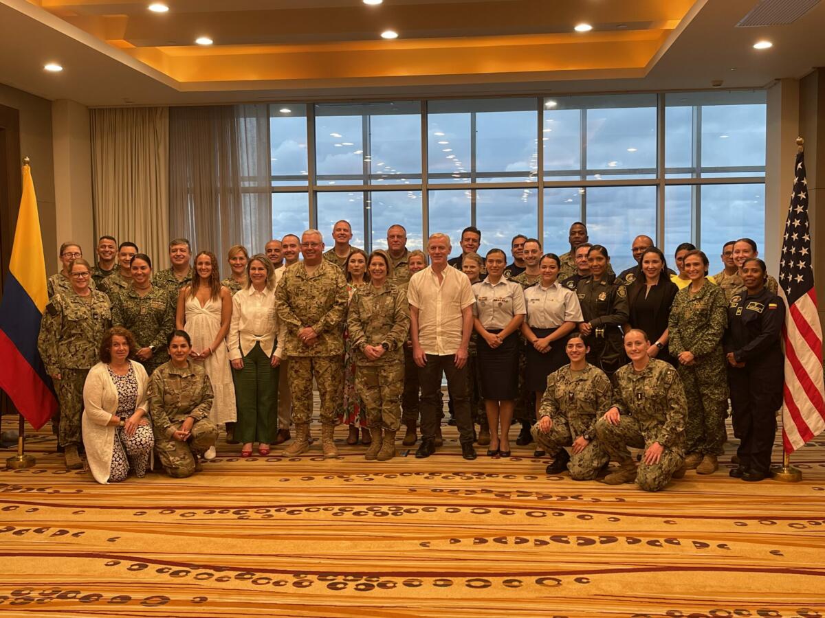 U.S. military and their Colombian counterparts and government officials pose for a picture following the WPS roundtable, held as part of Continuing Promise 2022 in Cartagena, Colombia, on November 13, 2022. (Photo: Marcos Ommati/Diálogo)