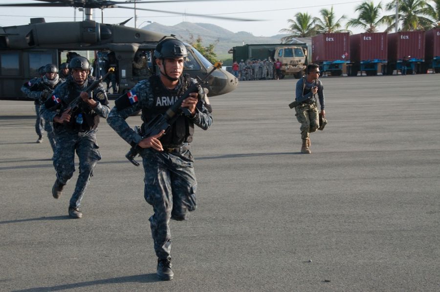 Dominican Navy personnel run toward their objective during the final exercise scenario for the first phase of Exercise Tradewinds 19, at Las Calderas Naval Station in the Dominican Republic, June 6, 2019. (Photo: French Army Chief Warrant Officer Jean-Luc Choury)